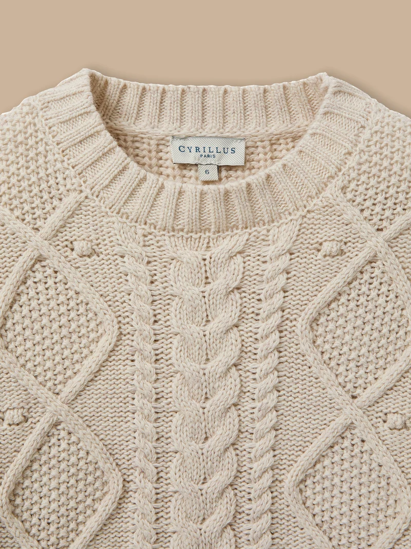 Mädchenpullover mit Zopfmuster und Wolle