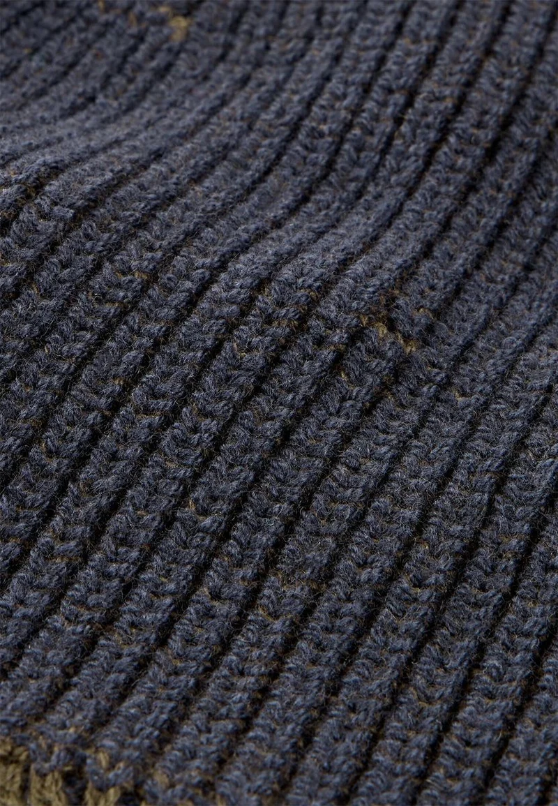 Strickmütze mit Schriftzug