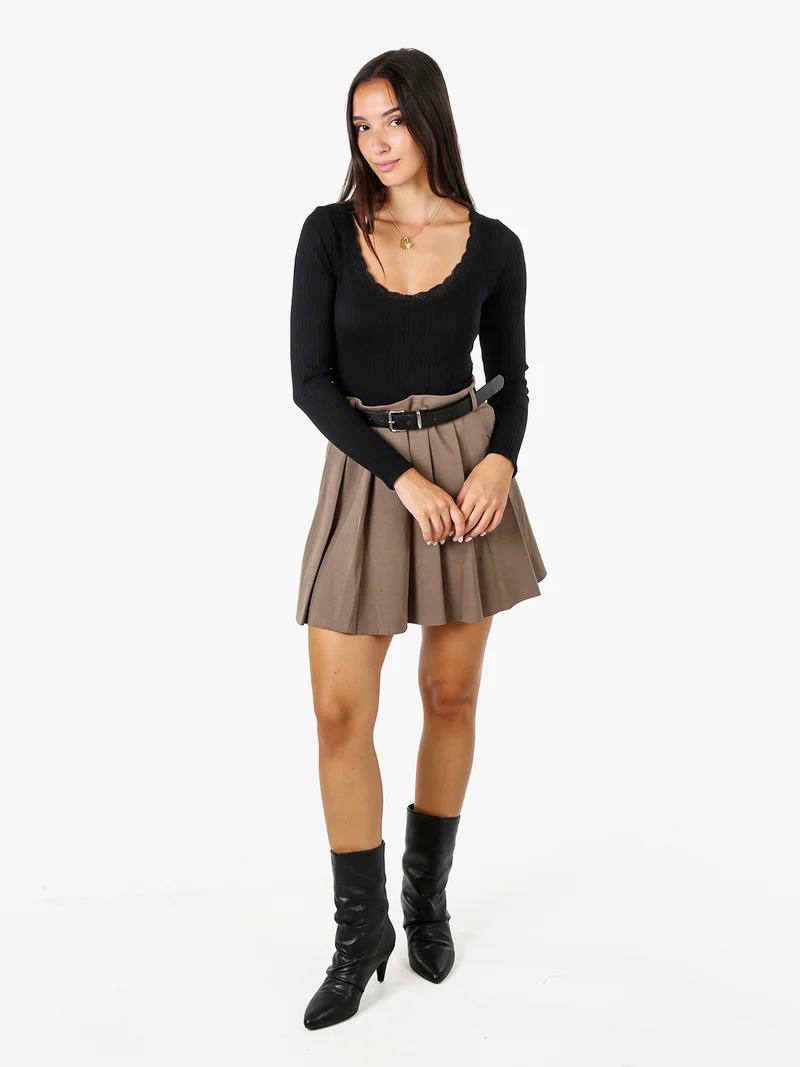 Gonna a pantalone da donna con pieghe e cintura - marrone