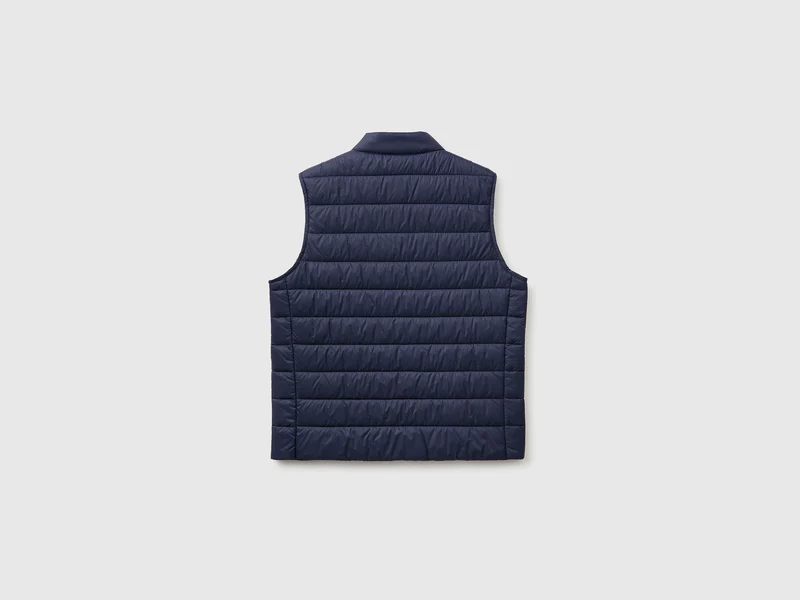 Leichte, schmal geschnittene, ärmellose Jacke