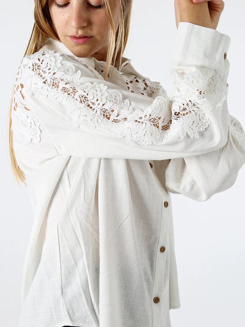 Camicia donna a maniche lunghe con dettagli in pizzo macramè - bianco