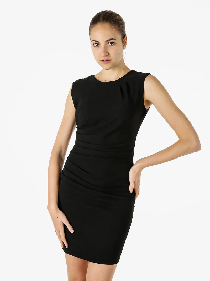 Vestito smanicato da donna a tubino - nero