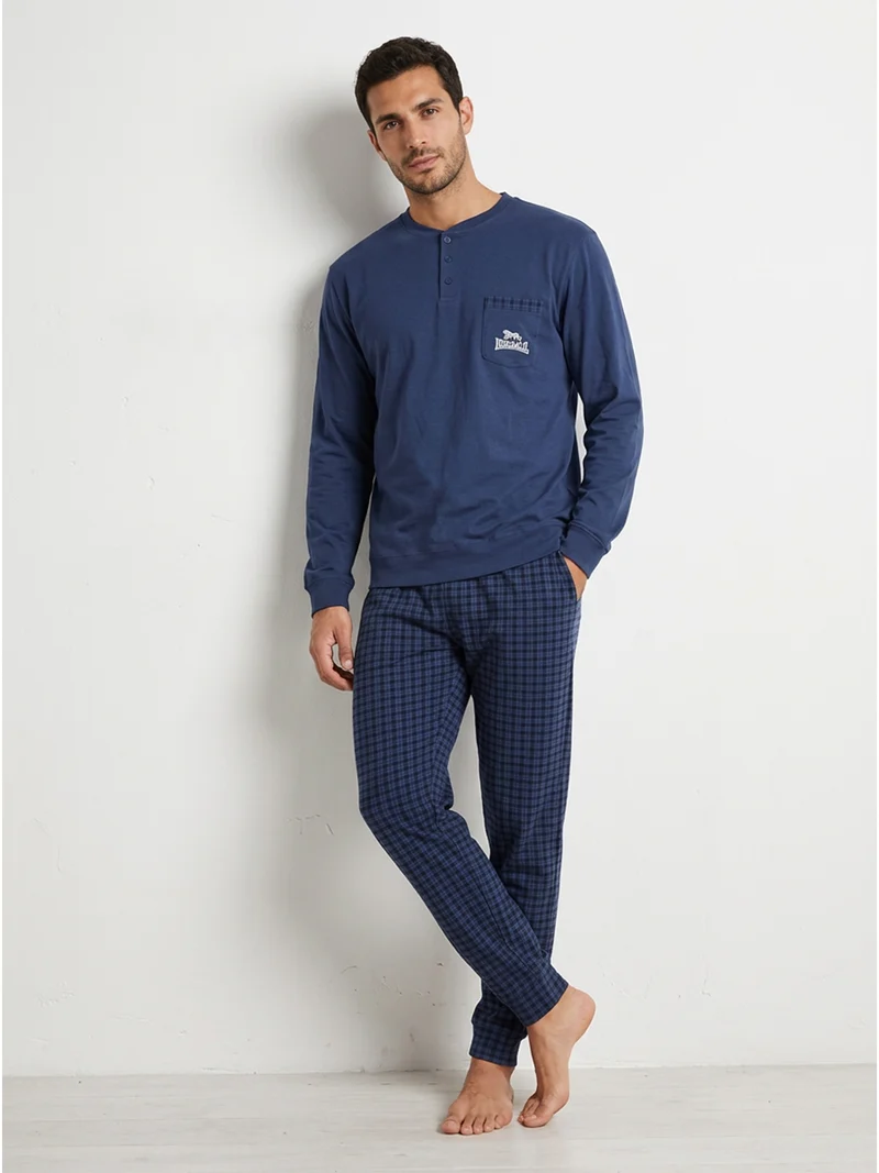 Pigiama lungo da uomo in cotone con taschino e pantaloni a quadretti con polsini - blu