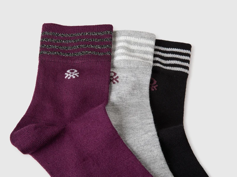Drei Paar 3/4-Socken mit Logo