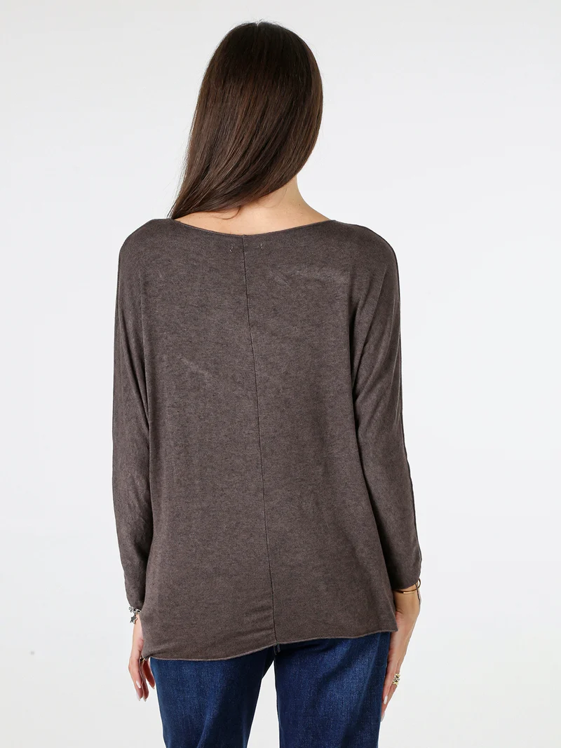 Maglia girocollo da donna con maniche lunghe a pipistrello - moro