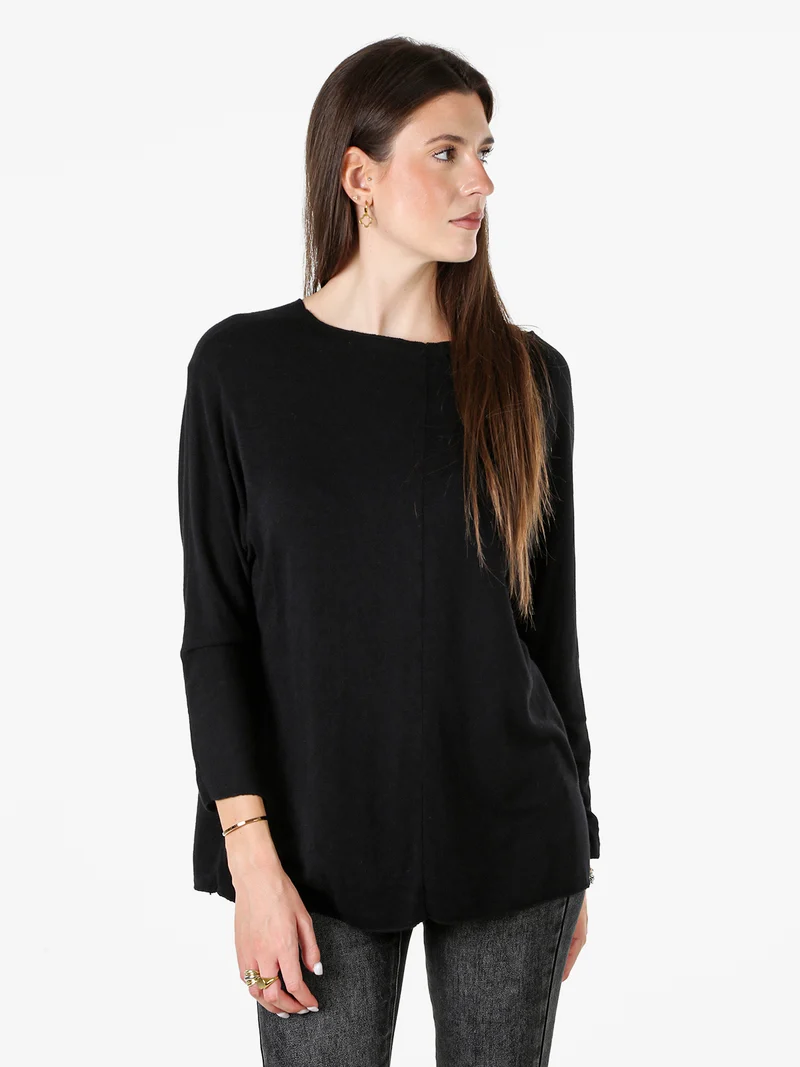 Maglia girocollo da donna con maniche lunghe a pipistrello - nero