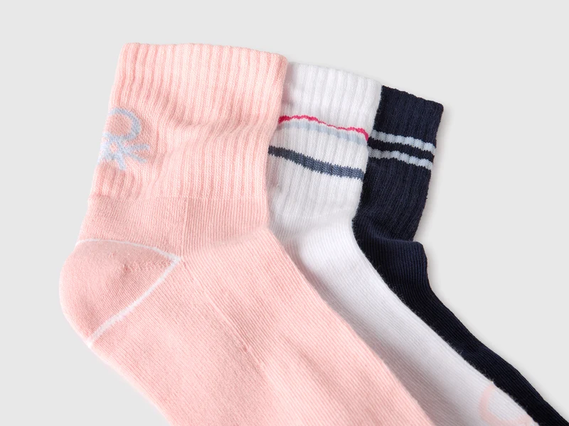 Drei Socken mit Logo und Streifen