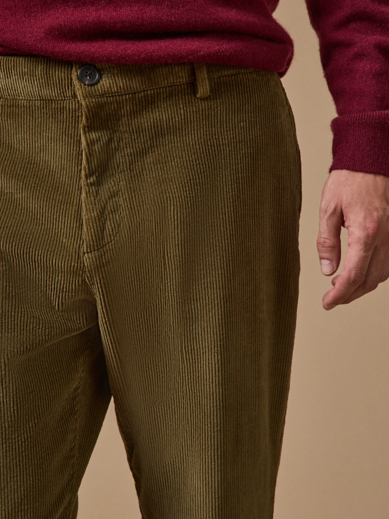 Herrenhose aus Velours mit Elastikbund