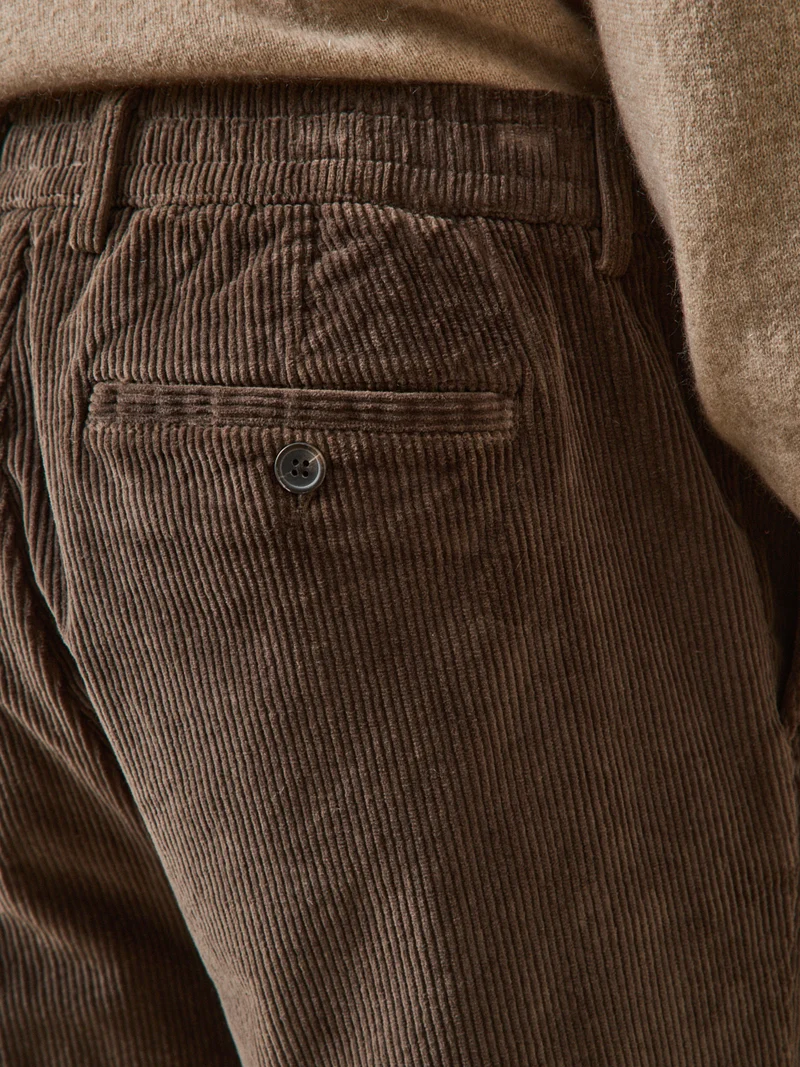 Herrenhose aus Velours mit Elastikbund