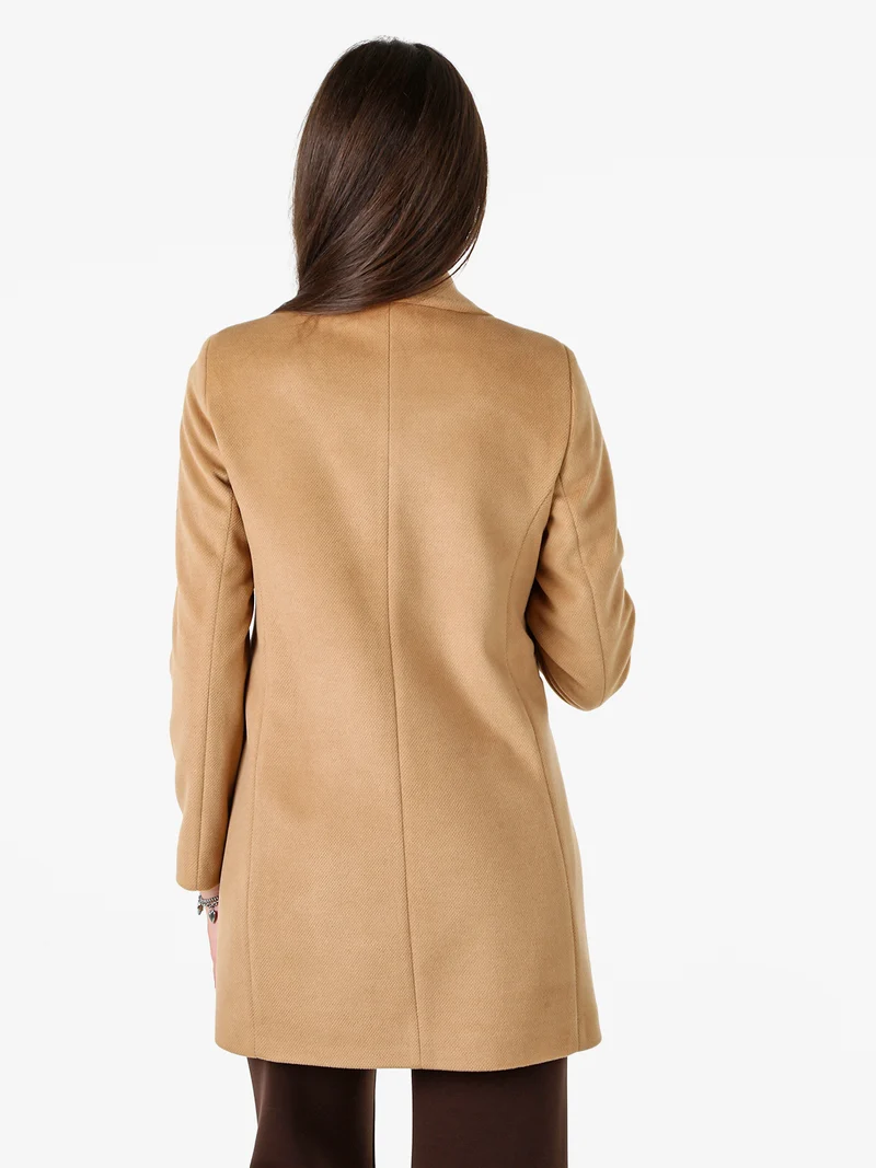 Cappotto classico da donna con bottoni e stampa texture - cammello