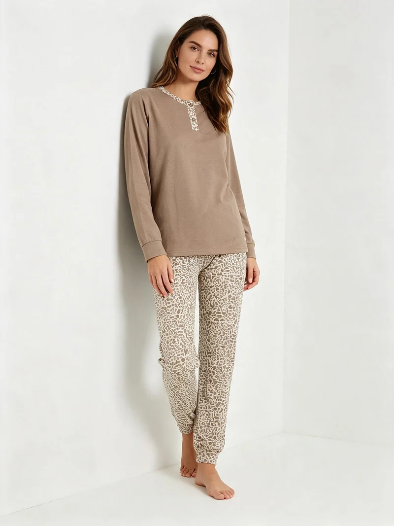 Pigiama lungo da donna in caldo cotone con stampa animalier - sabbia