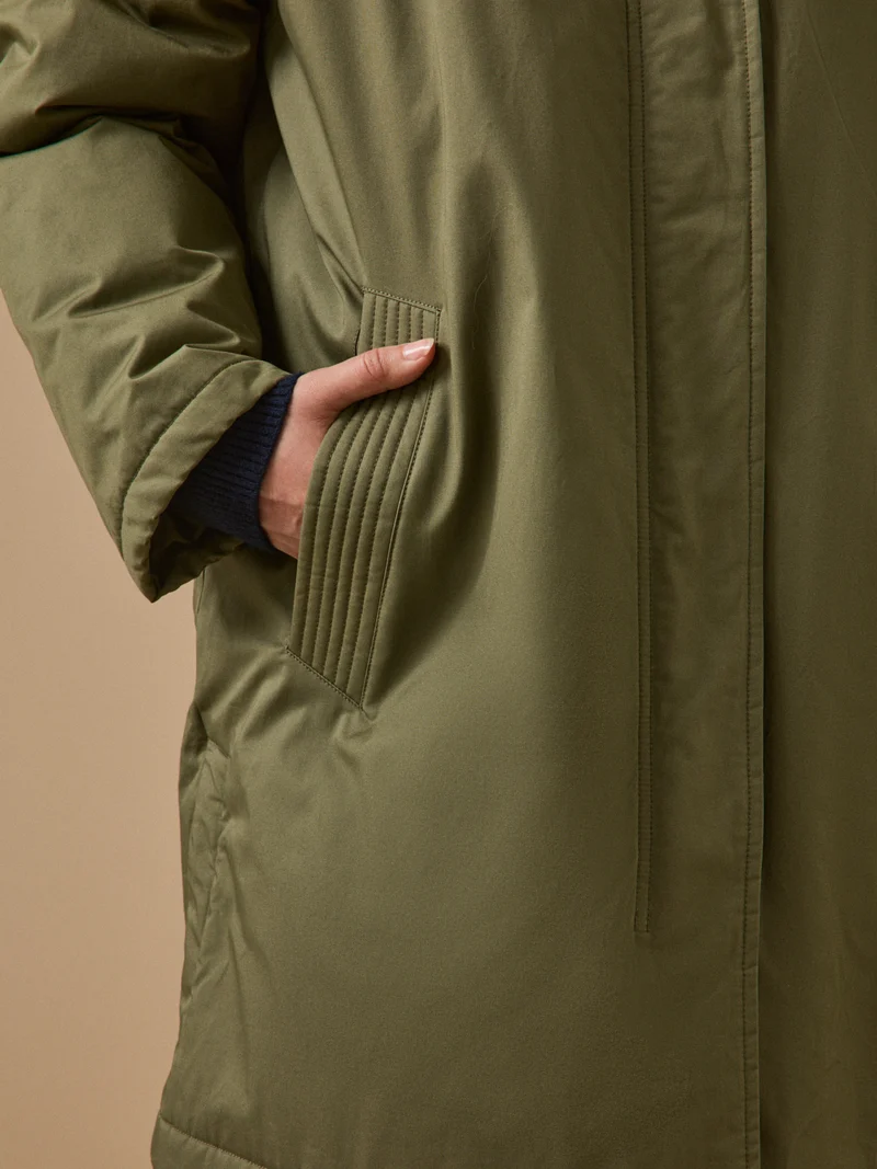 Halblanger und gefütterter Damen-Parka aus Webpelz
