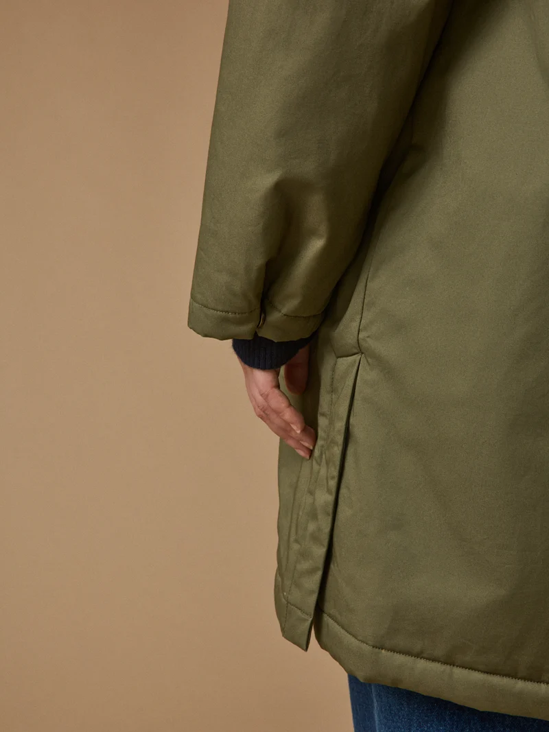 Halblanger und gefütterter Damen-Parka aus Webpelz