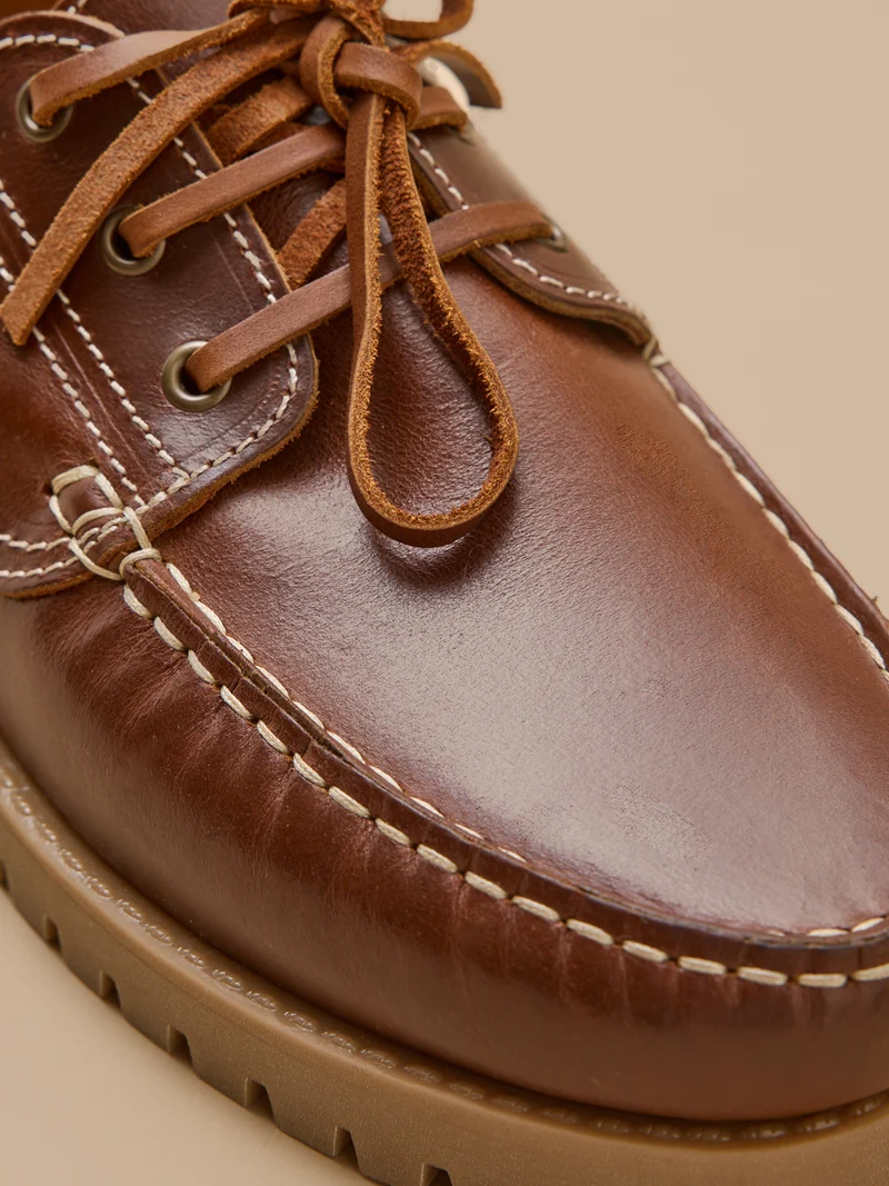Herrenschuhe aus Leder im Bootsschuh-Stil