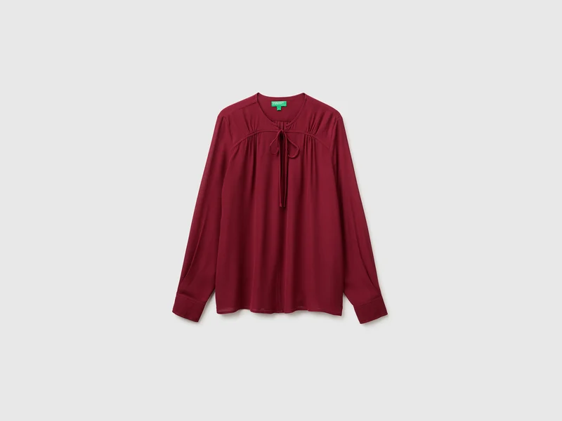Fließende Bluse mit Krawatte