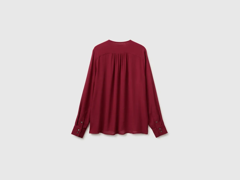 Fließende Bluse mit Krawatte