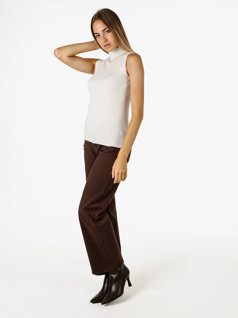 Maglia smanicata da donna con scollo a lupetto - beige