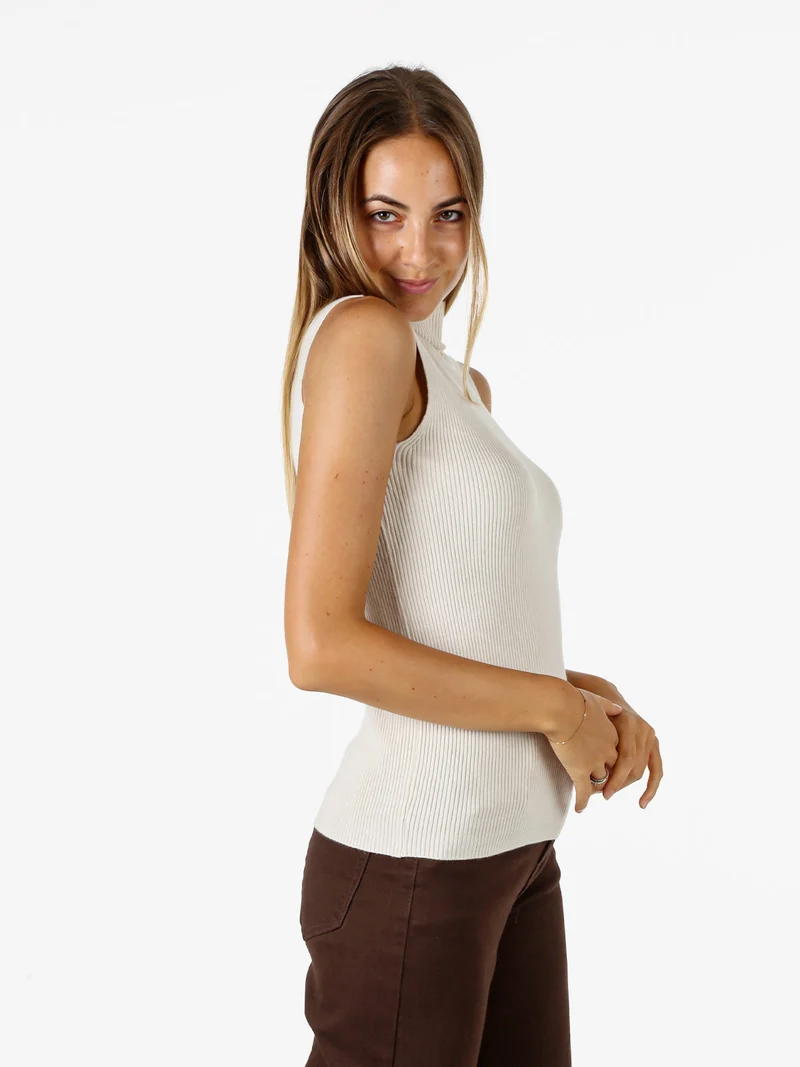 Maglia smanicata da donna con scollo a lupetto - beige