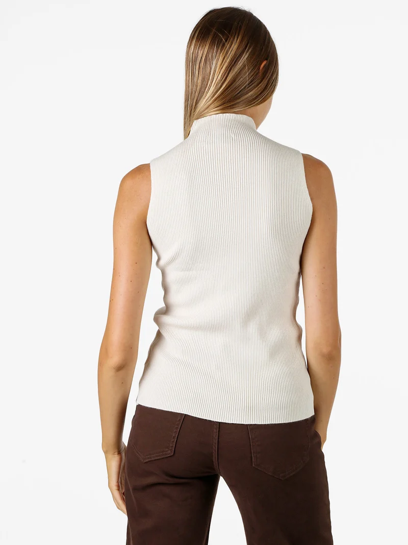 Maglia smanicata da donna con scollo a lupetto - beige