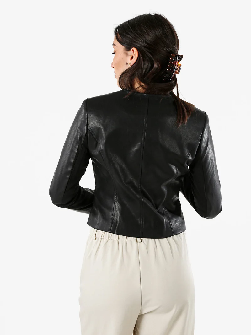 Giacca corta da donna in ecopelle con zip - nero