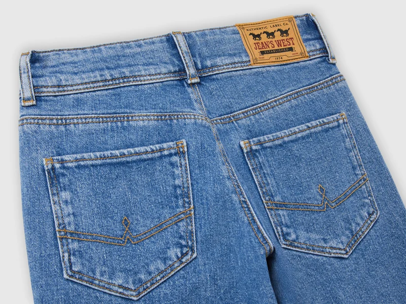 Jeans mit heller Waschung und ausgestelltem Schnitt