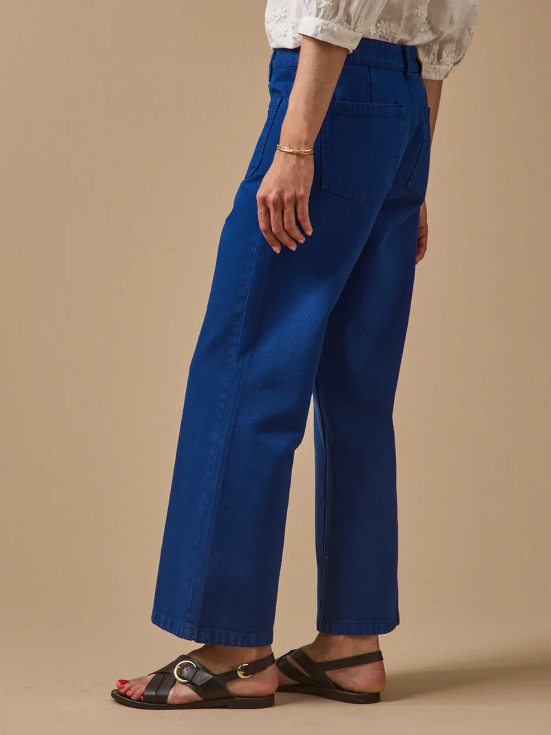 Damenjeans Lou mit ausgestelltem Bein aus Bio-Baumwolle