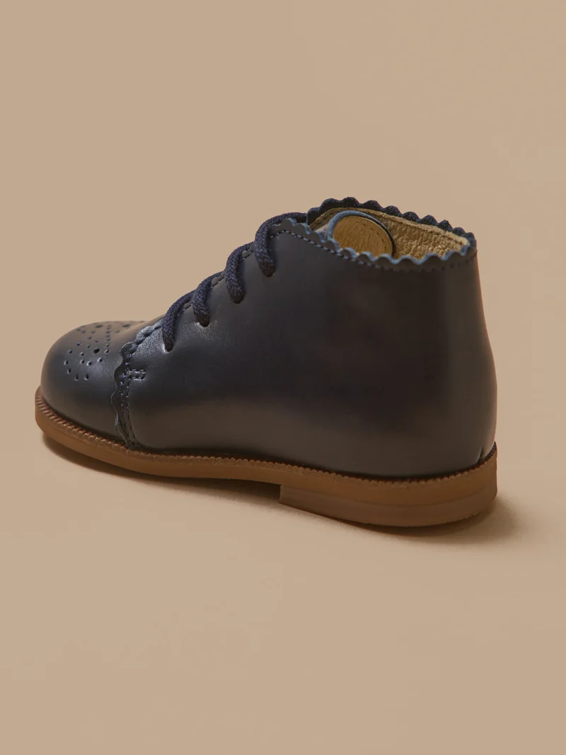 Baby-Stiefeletten aus Leder mit floraler Lochung an der Spitze
