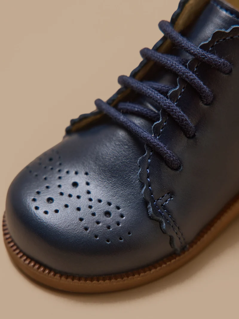 Baby-Stiefeletten aus Leder mit floraler Lochung an der Spitze
