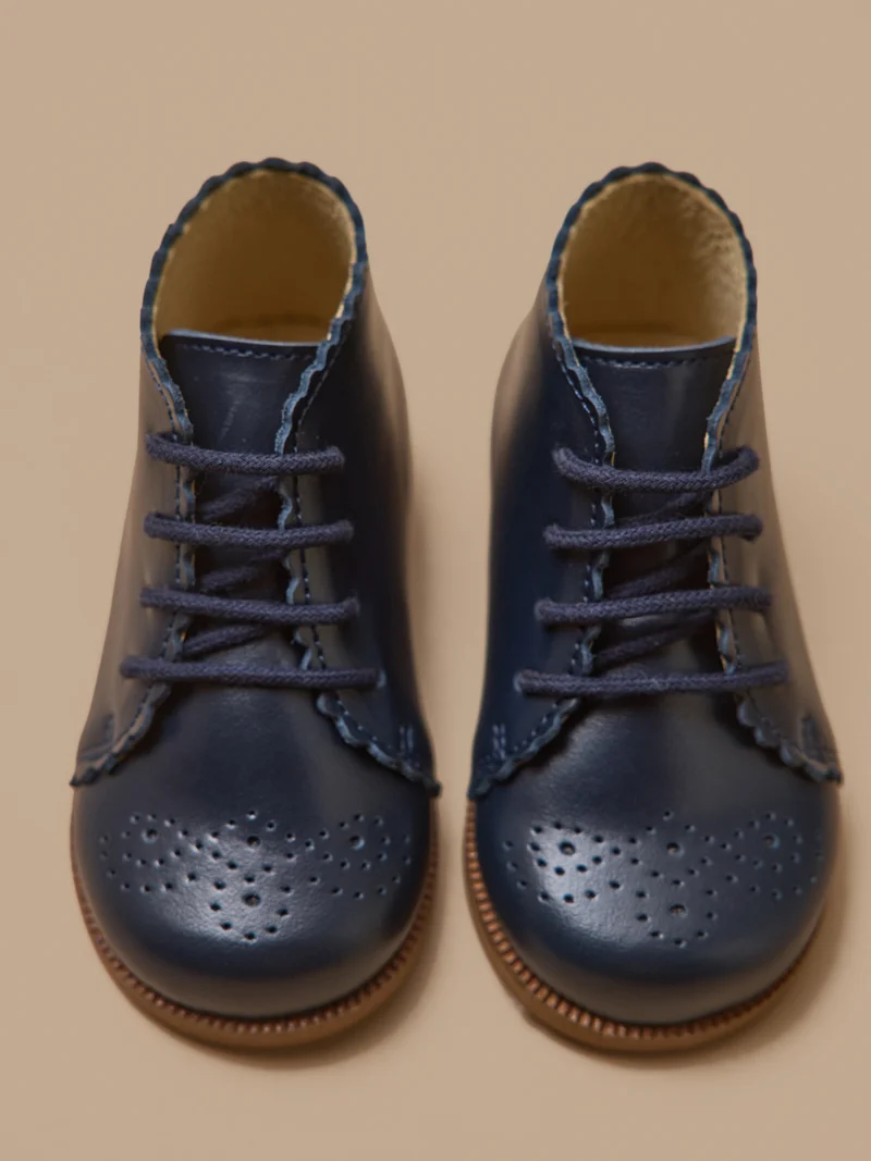 Baby-Stiefeletten aus Leder mit floraler Lochung an der Spitze