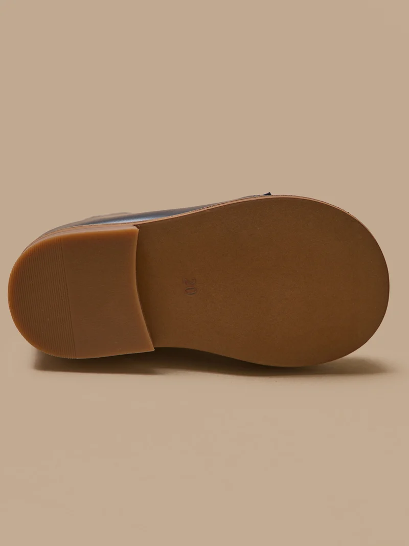Baby-Stiefeletten aus Leder mit floraler Lochung an der Spitze