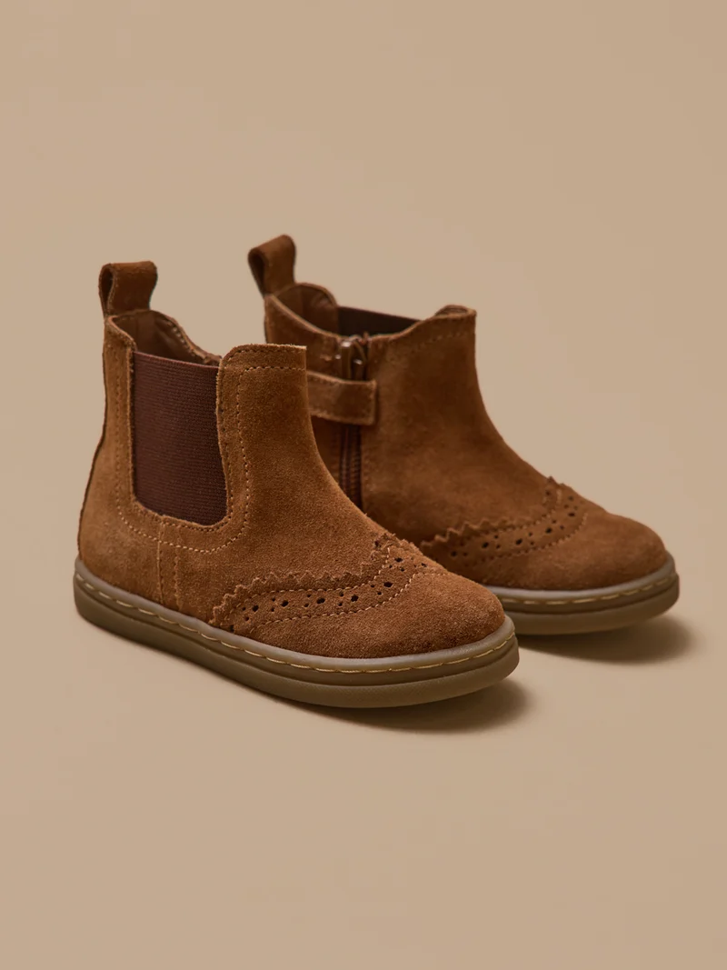 Babyschuhe, Chelsea-Boots aus Leder mit floraler Lochung an der Spitze