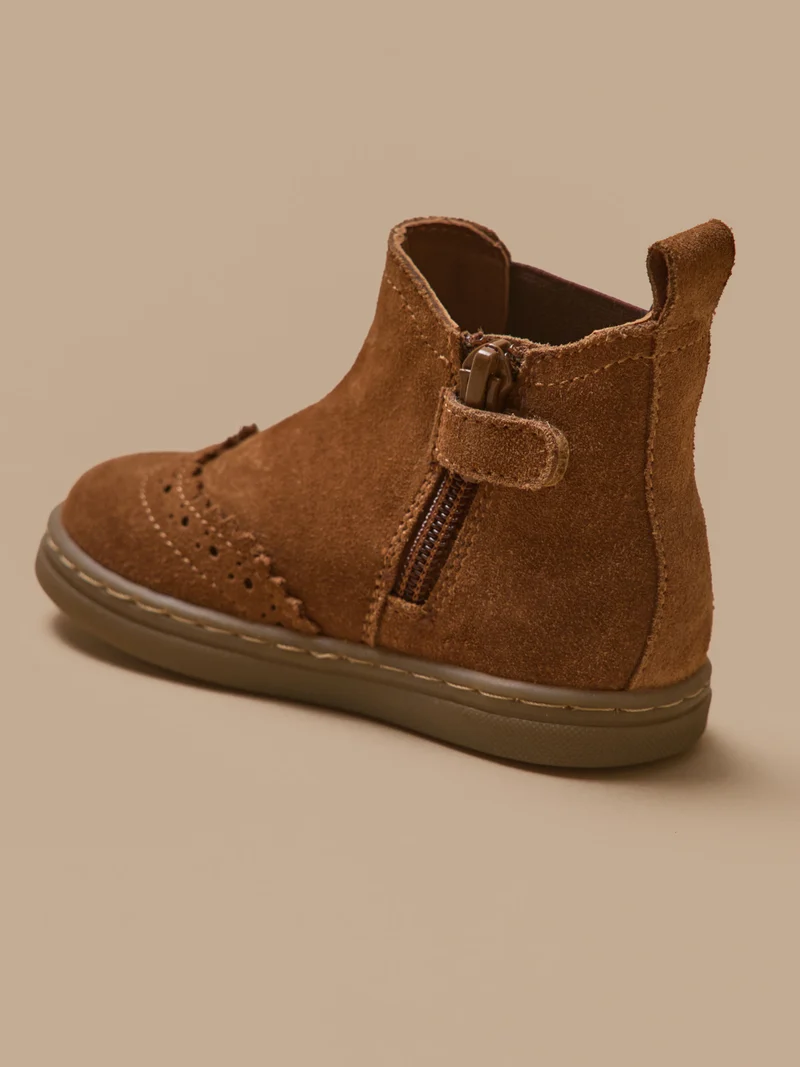 Babyschuhe, Chelsea-Boots aus Leder mit floraler Lochung an der Spitze