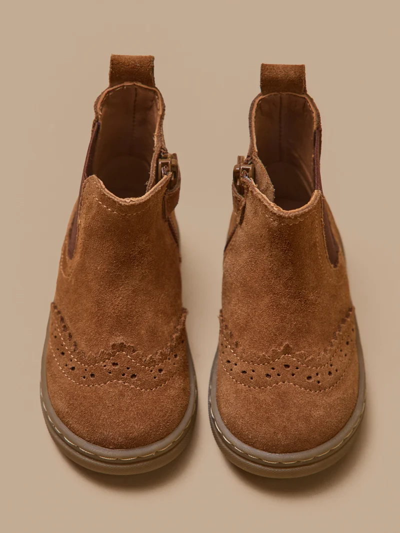 Babyschuhe, Chelsea-Boots aus Leder mit floraler Lochung an der Spitze