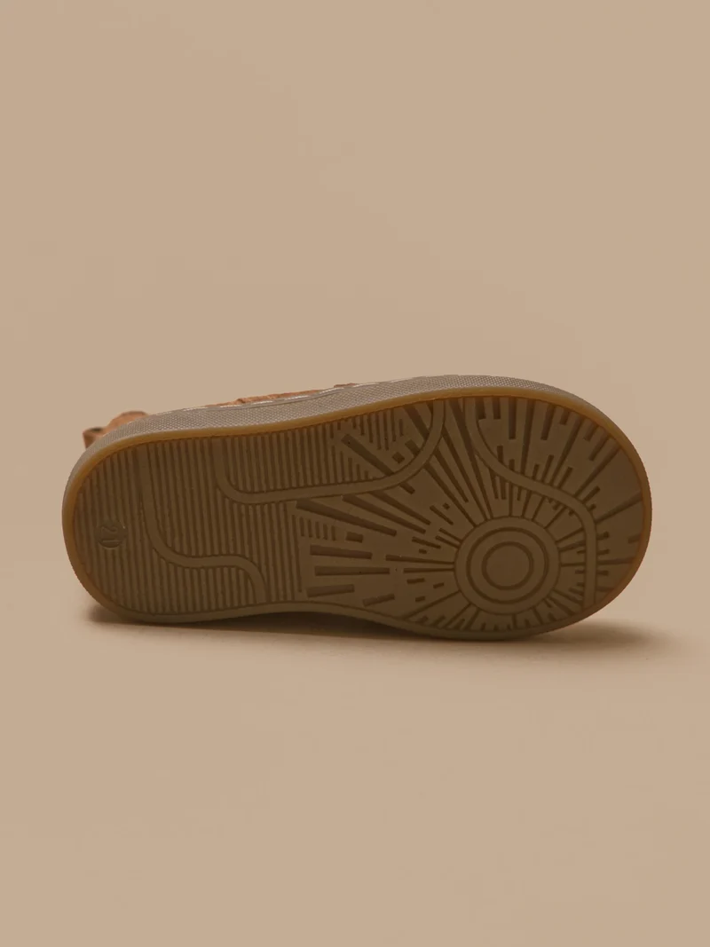 Babyschuhe, Chelsea-Boots aus Leder mit floraler Lochung an der Spitze