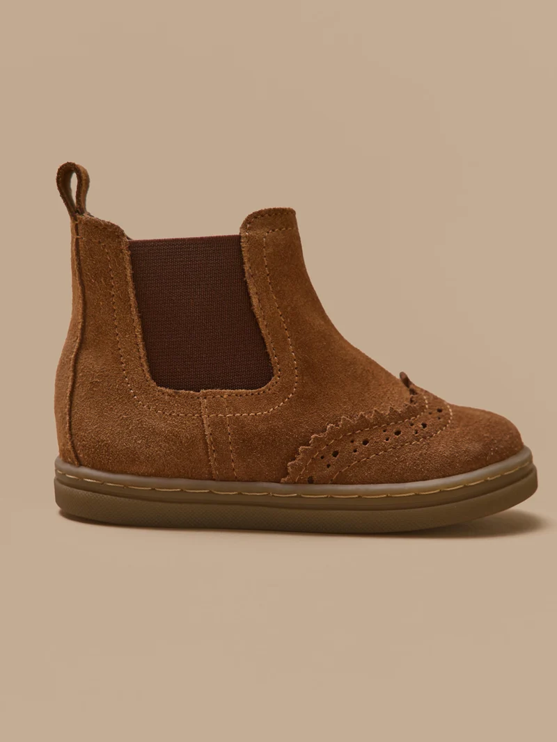 Babyschuhe, Chelsea-Boots aus Leder mit floraler Lochung an der Spitze
