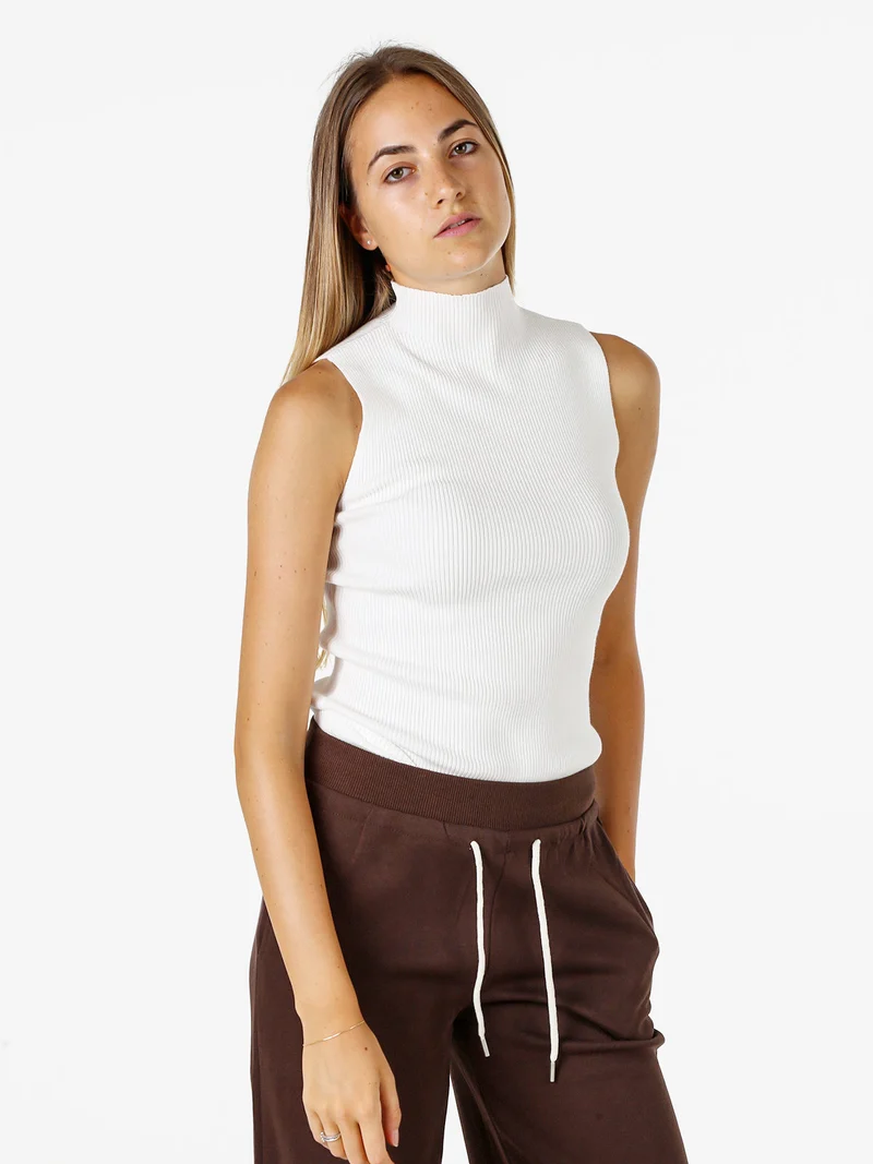 Maglia smanicata da donna con scollo a lupetto - bianco