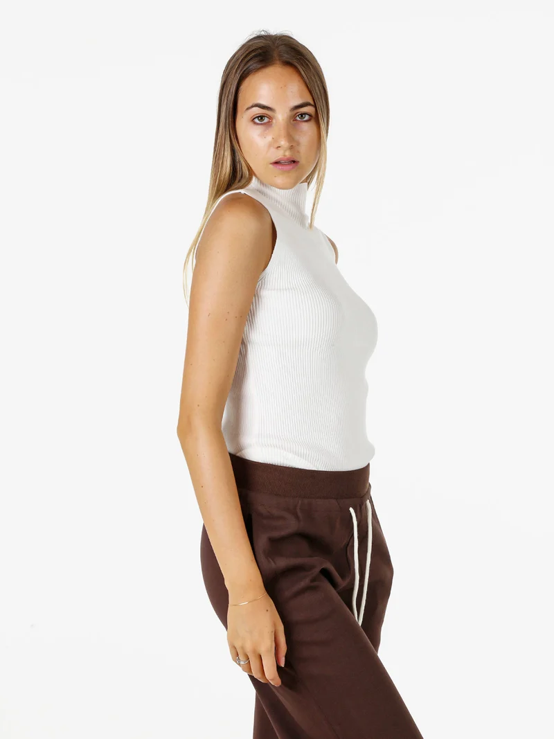 Maglia smanicata da donna con scollo a lupetto - bianco