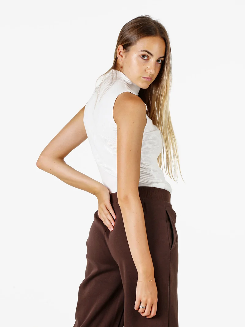 Maglia smanicata da donna con scollo a lupetto - bianco