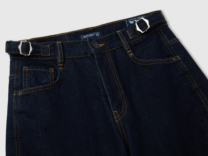 Dunkel gewaschene Jeans im Barrel-Fit-Schnitt