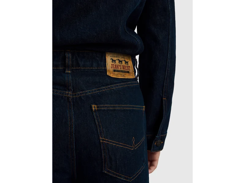 Weit geschnittene Latzhose aus gewaschenem Denim