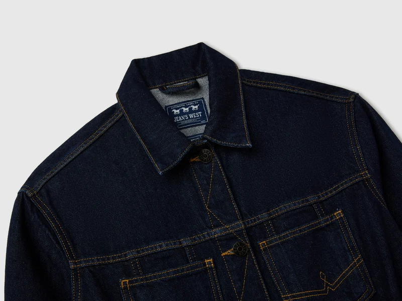Weit geschnittene Latzhose aus gewaschenem Denim