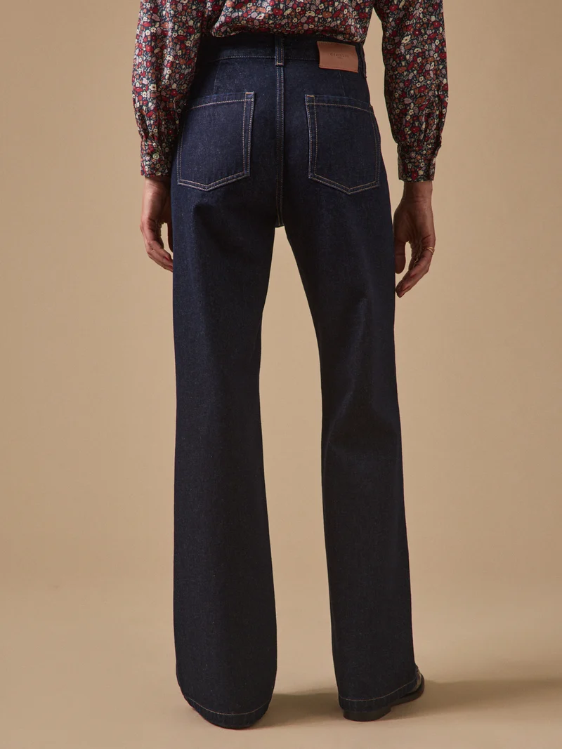 Damenjeans Suzanne mit ausgestelltem Bein aus Bio-Baumwolle