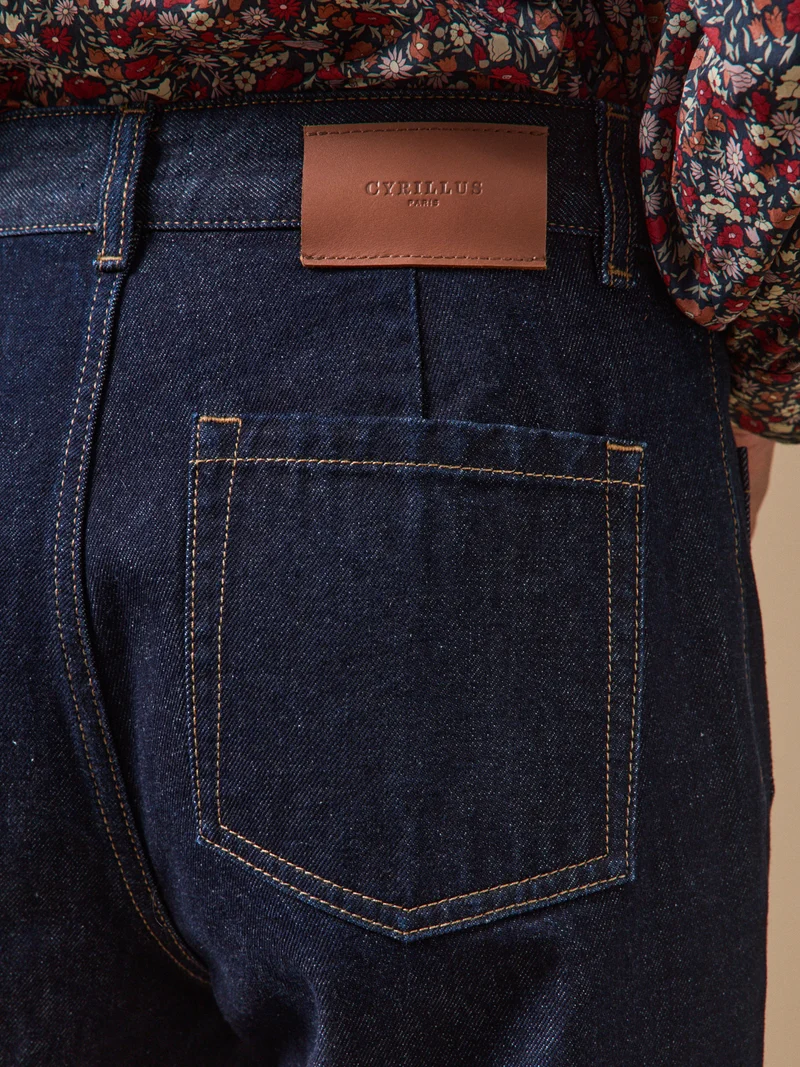 Damenjeans Suzanne mit ausgestelltem Bein aus Bio-Baumwolle