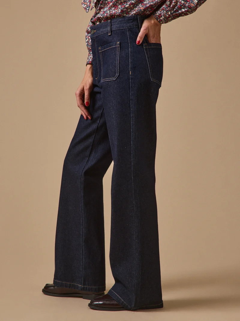 Damenjeans Suzanne mit ausgestelltem Bein aus Bio-Baumwolle