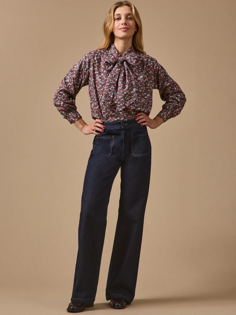Damenjeans Suzanne mit ausgestelltem Bein aus Bio-Baumwolle