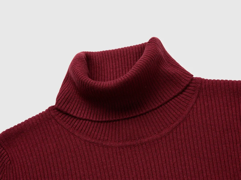 Rollkragenpullover aus einem Seiden-Woll-Gemisch mit Rippmuster