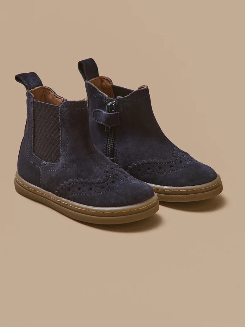 Babyschuhe, Chelsea-Boots aus Leder mit floraler Lochung an der Spitze