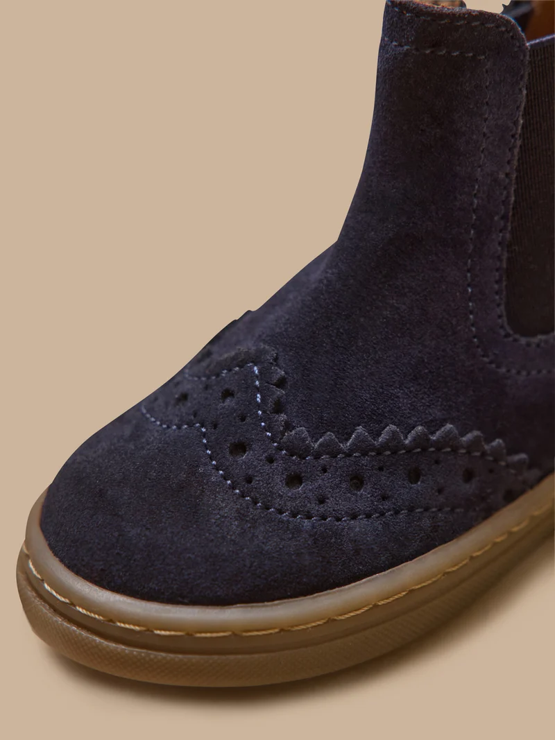Babyschuhe, Chelsea-Boots aus Leder mit floraler Lochung an der Spitze