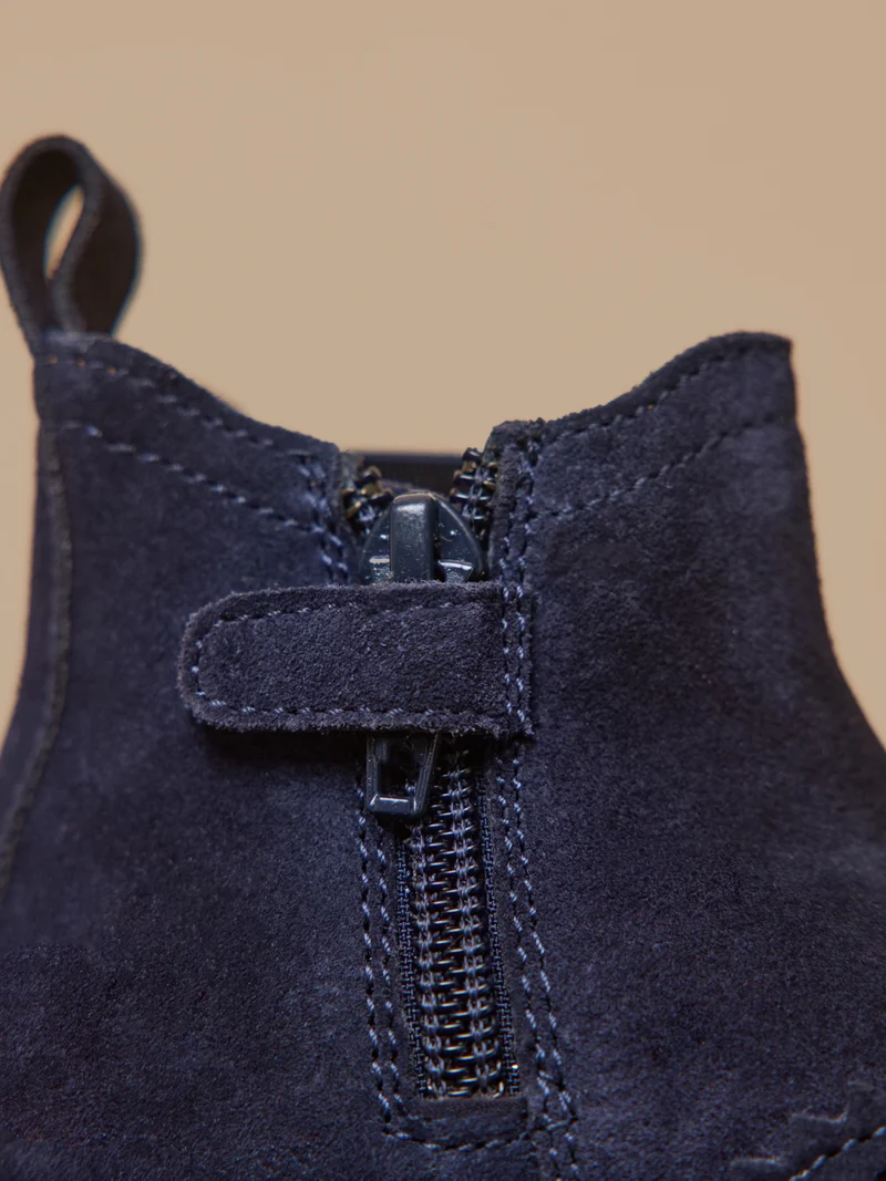 Babyschuhe, Chelsea-Boots aus Leder mit floraler Lochung an der Spitze