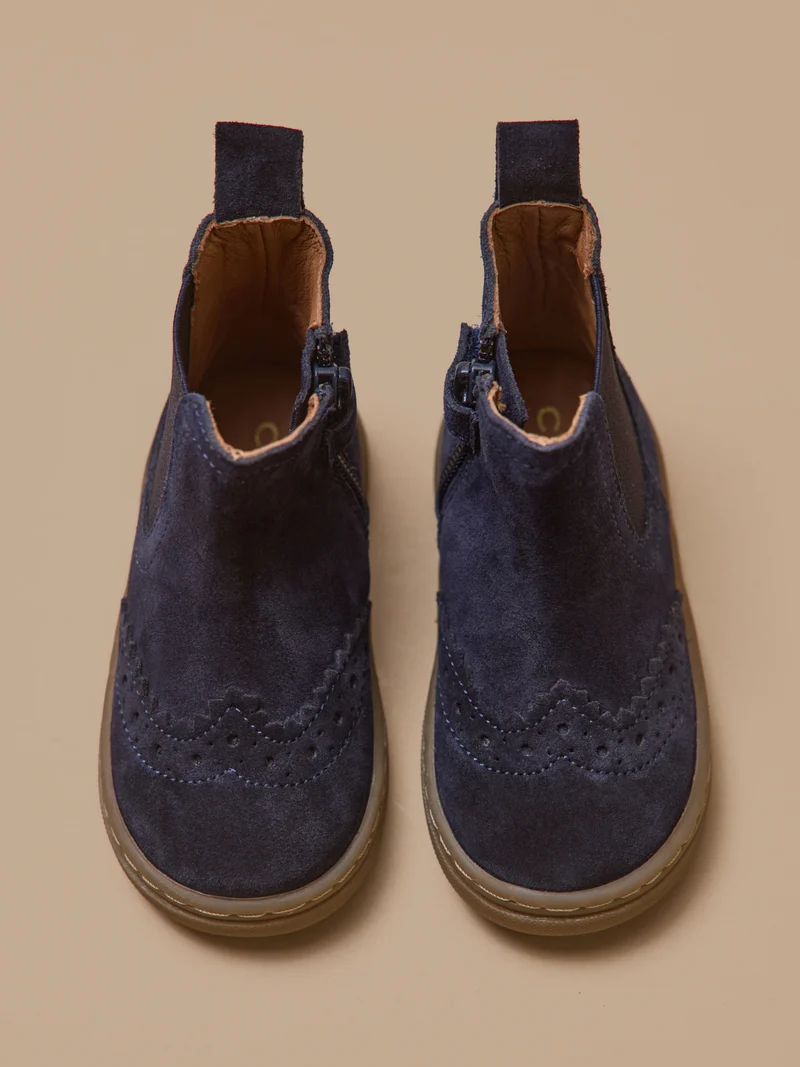 Babyschuhe, Chelsea-Boots aus Leder mit floraler Lochung an der Spitze